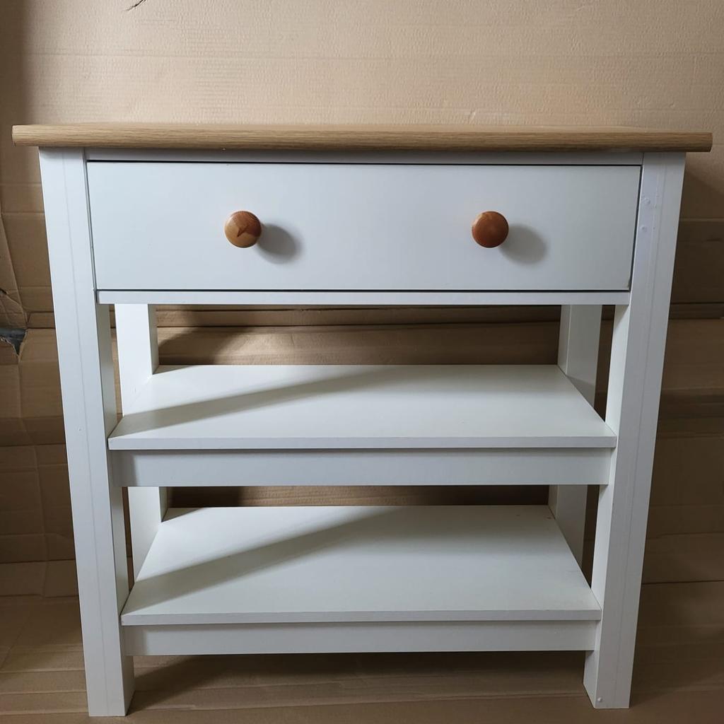 Habitat Winchester Console Table - Cream Two Tone

💥ExDisplay. Assembled💥

Size H 80, W 79.6, D 33cm.
Made from wood effect.
1 drawer with metal runners.
2 undershelves.
Weight 24kg

💥Check our other items💥