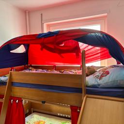Zu verkaufen ist ein 90x200cm großes Kinderbett in tollem Zustand und massiven Holz. Dabei sowohl eine Treppe als auch eine Rutsche und eine Art „Himmel-Zelt“.
Selbständiger Abbau und Abholung.
Preis ist verhandelbar.