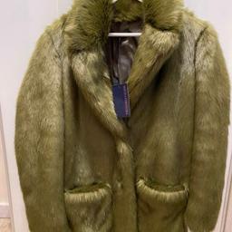 Pelliccia sintetica, giacca, giubbotto Trussardi  jeans verde scuro pino, bellissima , calda, fa la sua figurona, la tasca destra é poco scucita , vedi foto, usate pochissime volte, come nuova