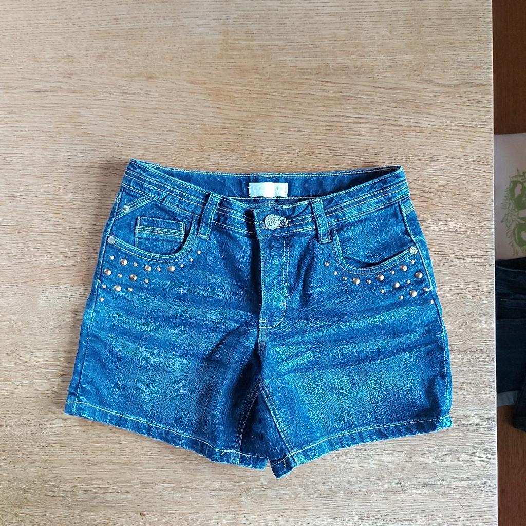 Drei kurze Jeanshosen für Mädchen, Größe 146 - 152