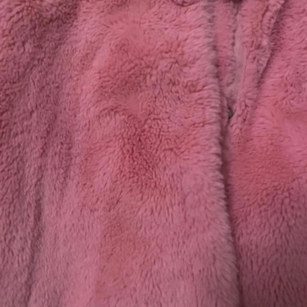 Pelliccia rosa sintetica morbidissima , con tasche laterali interne, chiusura con bottoni a pressione , foderata , 8-10 anni