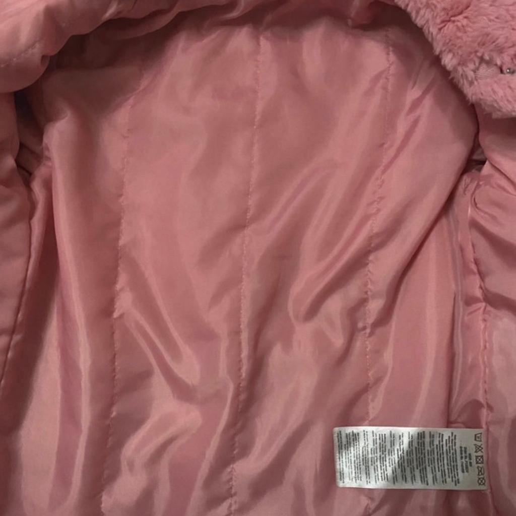 Pelliccia rosa sintetica morbidissima , con tasche laterali interne, chiusura con bottoni a pressione , foderata , 8-10 anni