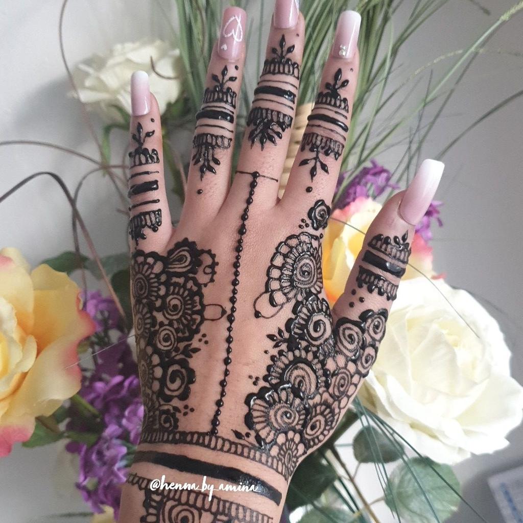 15 Yr old henna artist
based in Birmingham b8 (please not I do not travel you will have to come to my house)
message me what day and time you want to book
prices start from £7
Kids: £5
send me the design you want and how many people
brown/red henna
Days for booking:
7th April
8th April
9th April
10th April
message for more info
ig:@henna_by_amina_