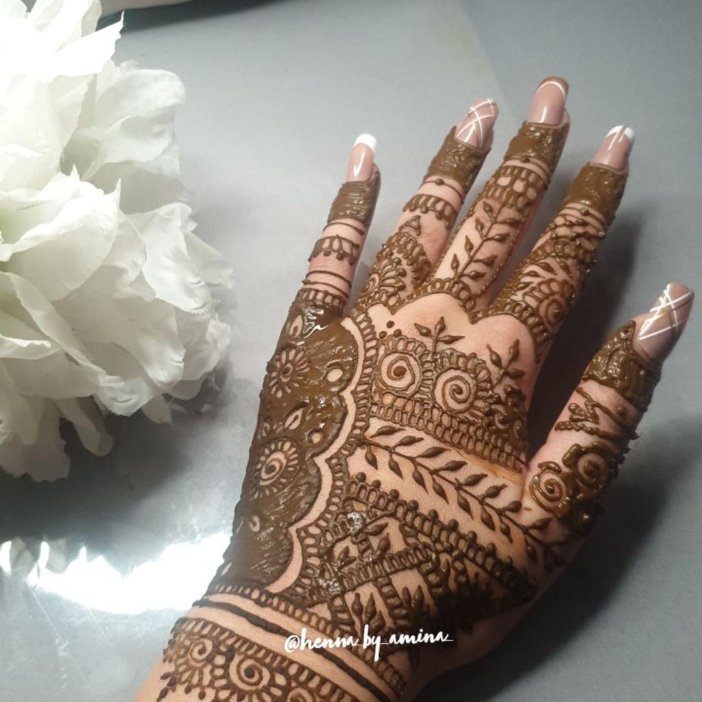 15 Yr old henna artist
based in Birmingham b8 (please not I do not travel you will have to come to my house)
message me what day and time you want to book
prices start from £7
Kids: £5
send me the design you want and how many people
brown/red henna
Days for booking:
7th April
8th April
9th April
10th April
message for more info
ig:@henna_by_amina_