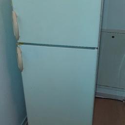 Gepflegter Kühlschrank mit Gefrierfach zu verkaufen.