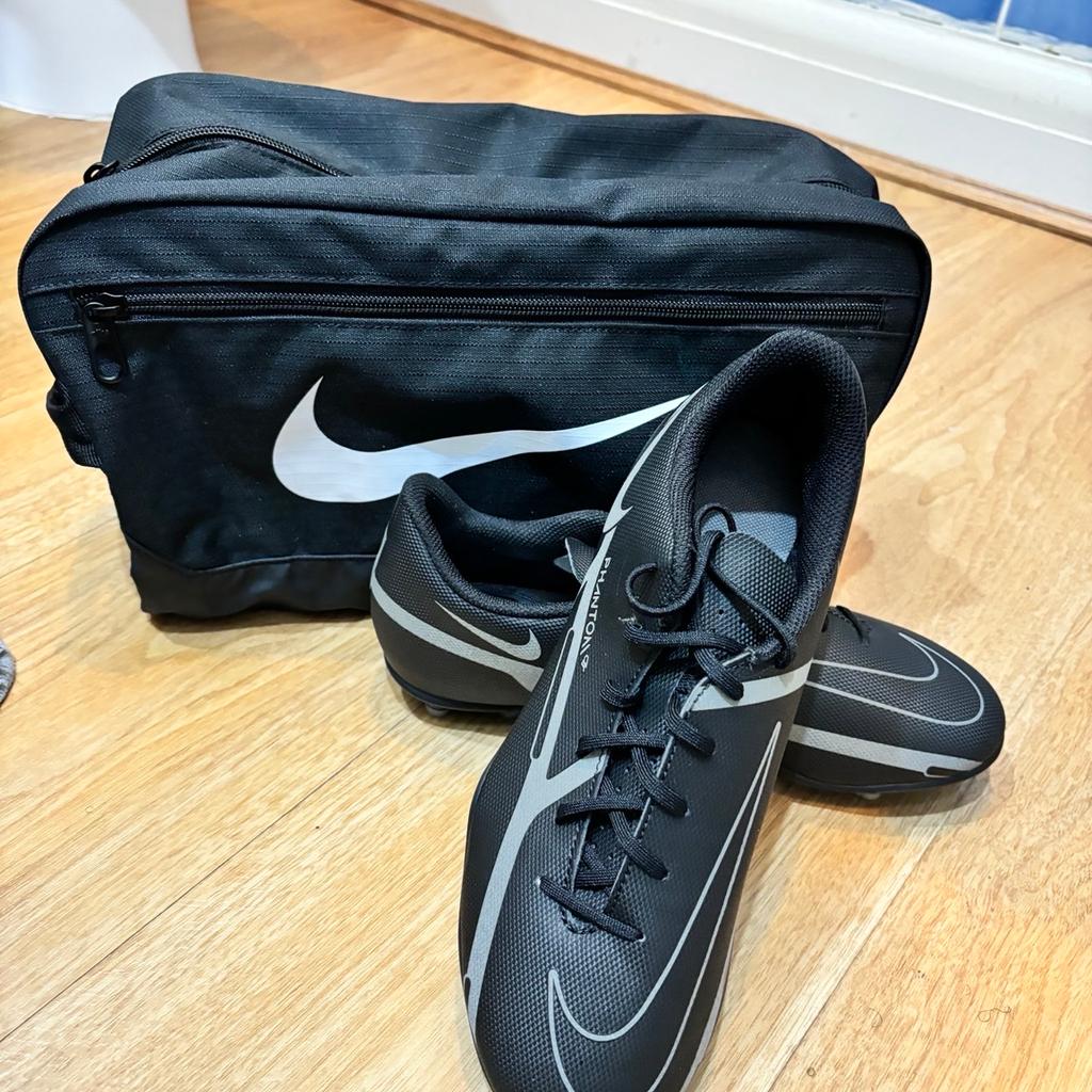 Brand new football boots,never worn,in amazing condition.