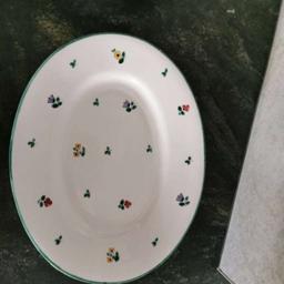 Verkaufe zwei gebrauchte Fleischplatten von Gmundner Streublumen Keramik.
Eine hat eine kleine Abplatzung. Masse :35 x 27 cm
Kein Versand
Privatverkauf keine Garantie und Rüchnahme