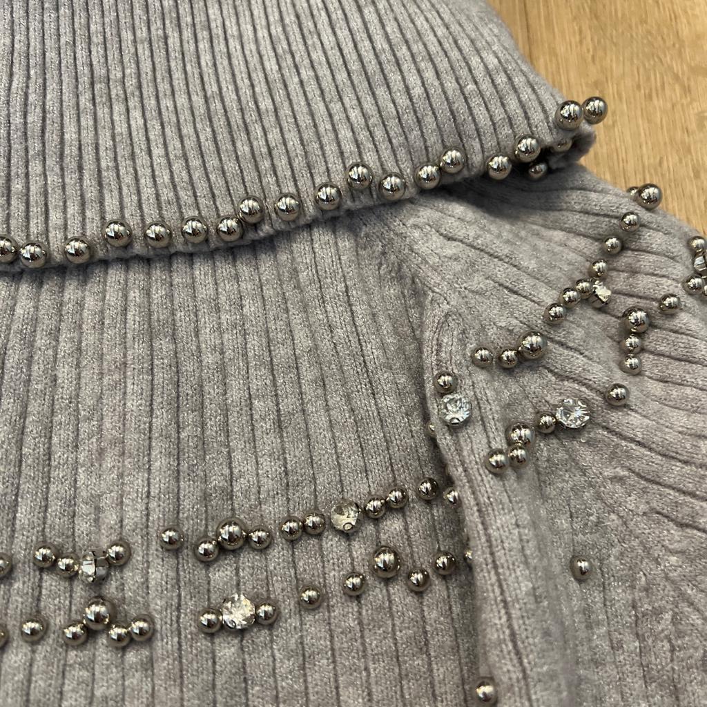Verkaufe grauen Rollkragen Pullover mit Perlen. Es fehlt keine einzige. Italienische Marke und so gut wie nie getragen. Größe fällt wie M/L aus. Es ist eine Viskose-Polyester-Mischung.

Bezahlung über Paypal Friends oder bar.