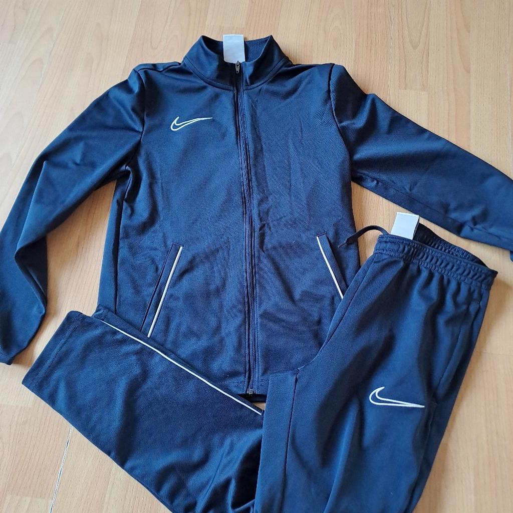 Boys nike drifit tracksuit
size YM (137-147cm)
slim fitting
excellent condition Worn about 3 times, my son just doesn't like how it fits 🤦‍♀️
elasticated waistband
tracksuit top is zip Fastening