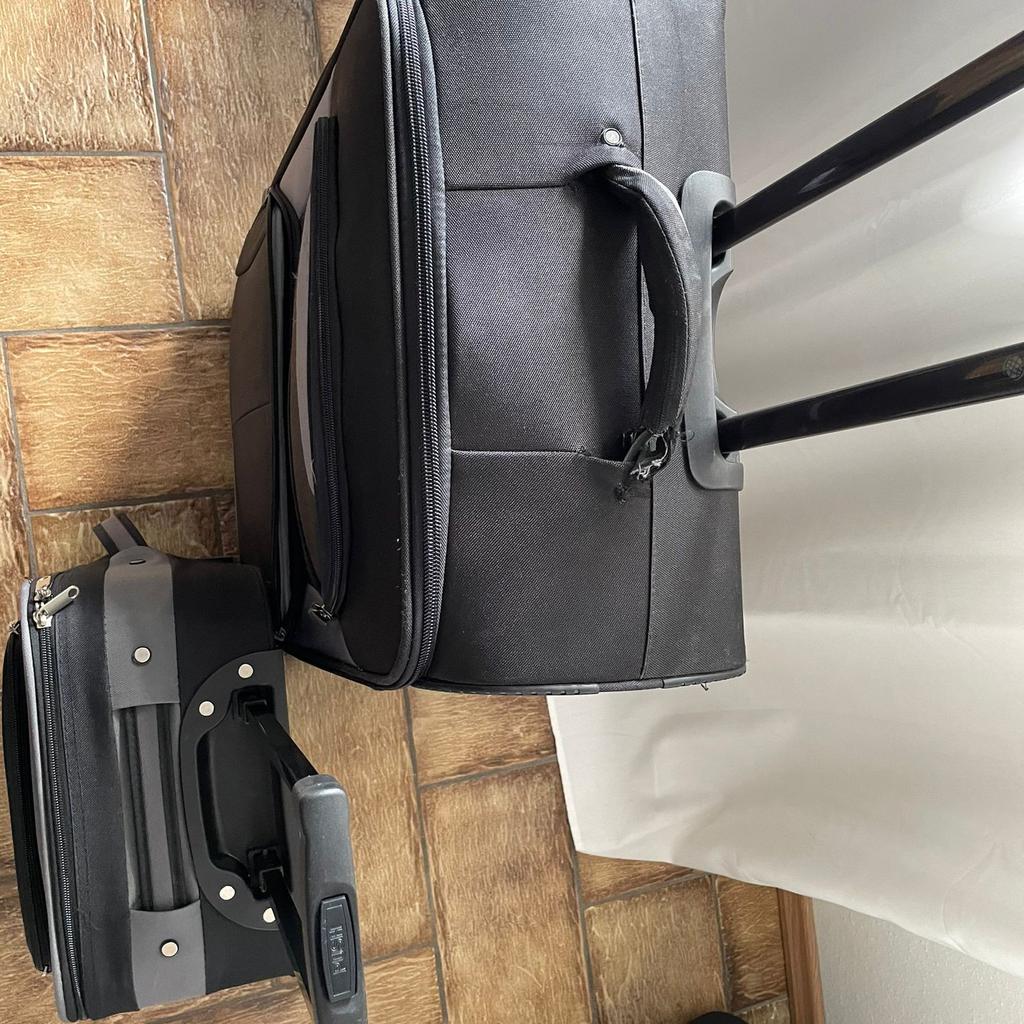 Verkaufe ein 2 teiliges Kofferset
Großer Koffer ca72
Kleiner Trolley ca52
Griff am großen Koffer leicht beschädigt