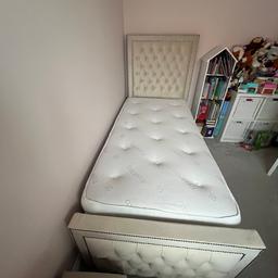 Material is cream plush with silver buttons

Single ottoman bed with gas lift 

The bed has just been in my daughters toy room and just been used for the storage underneath so like brand new comes with mattress

Size approx 107cm in length and 97cm width

Bed will be dismantled, collection only