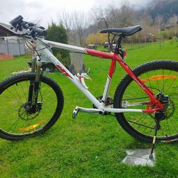 * Cross County Sport HHT
* 26 Zoll Mountainbike
* weiß, rot
* Scheibenbremse