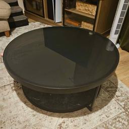 Ikea FRÖTORP round coffee table, black metal legs/frame, marble effect base and black glass table top.

Currently £150 to buy new from Ikea.

Base and frame in good condition, but there are some scratches across the glass table top.

Diameter: 88 cm
Height: 35 cm