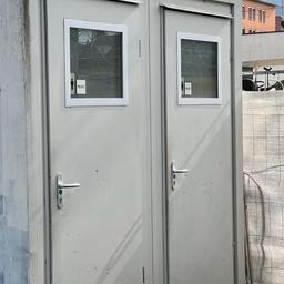 Der Container beinhaltet zwei einwandfreie Toiletten. Beide Wc sind mit waschbecken ausgestattet