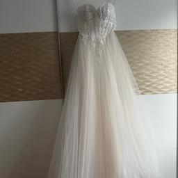 Ich verkaufe ein ungetragenes Hochzeitskleid von Bridonista C23-23. Das Kleid wurde im Sommer 2023 für 1269€ gekauft und nur anprobiert. (Rechnung vorhanden)
Die Farbe ist Almond/Ivory
Es handelt sich um ein trägerloses Kleid mit Herzausschnitt.
Bei weiteren Fragen gerne anschreiben :)
