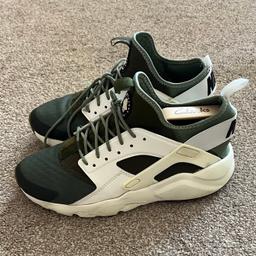 Hi welcome all to this great looking rare 2018 Nike Air Huarache Run Ultra SE Palm Green Size Uk 7 Eur 41 in great looking shape for its age please check last photos back fabric material little worn fixed it but needs professional attention other than that in perfect condition thanks
