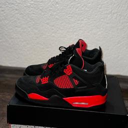 Ich verkaufe meine Originalen Jordan 4 red Thunder. Die Schuhe sind in einem sehr guten Zustand und wurden sehr selten getragen.