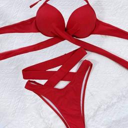 Ich bin am aussortieren und habe ein paar schöne UNGETRAGENE Sachen zu verkaufen. Hier z.b diesen schönen roten Bikini,der ein absoluter Hingucker ist. Das Unterteil passt einer S/M und das Oberteil eher einer M. 
Versand ist möglich.