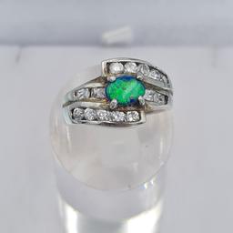 Ein super schöner Ring aus 925 er Silber, besetzt mit einem strahlenden Opal.
Innenmaß ca. 17,2 mm.
Mit kleinen Gebrauchsspuren.