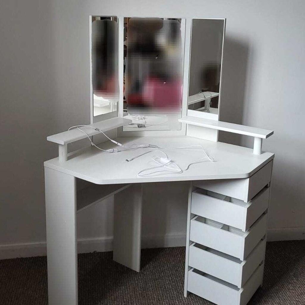 Habitat Heathland Dressing Table - White

💥ExDisplay. Assembled💥

Bright LEDs light up the 3-pane mirror for a flawless, multi-angled reflection, while clever hinged drawers swing out so you can keep everything to hand. Make up, hairbrush, cosmetics - all within easy reach

Size H142, W113, D61cm
Made from wood effect
Complete with mirror
5 drawers with metal runners

💥Check our other furniture💥
