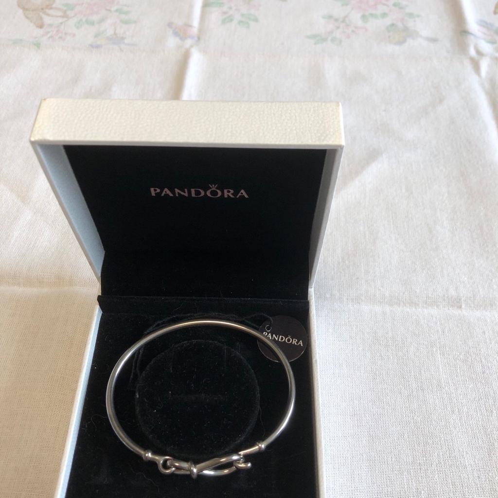 Pandora Armreif Unendlich 925 Silber neu Original Verpackung
Der innen Durchmesser ist ca.6,5cm breit 5,5cm hoch