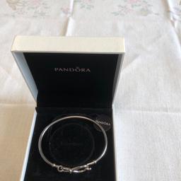 Pandora Armreif Unendlich Silber neu Original Verpackung
Der innen Durchmesser ist ca.6,5cm breit 5,5cm hoch 