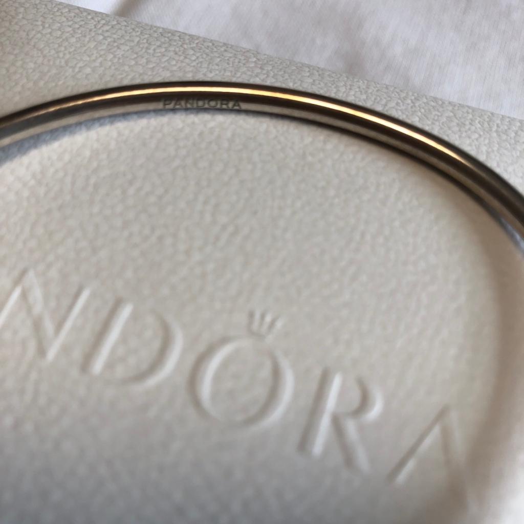 Pandora Armreif Unendlich 925 Silber neu Original Verpackung
Der innen Durchmesser ist ca.6,5cm breit 5,5cm hoch