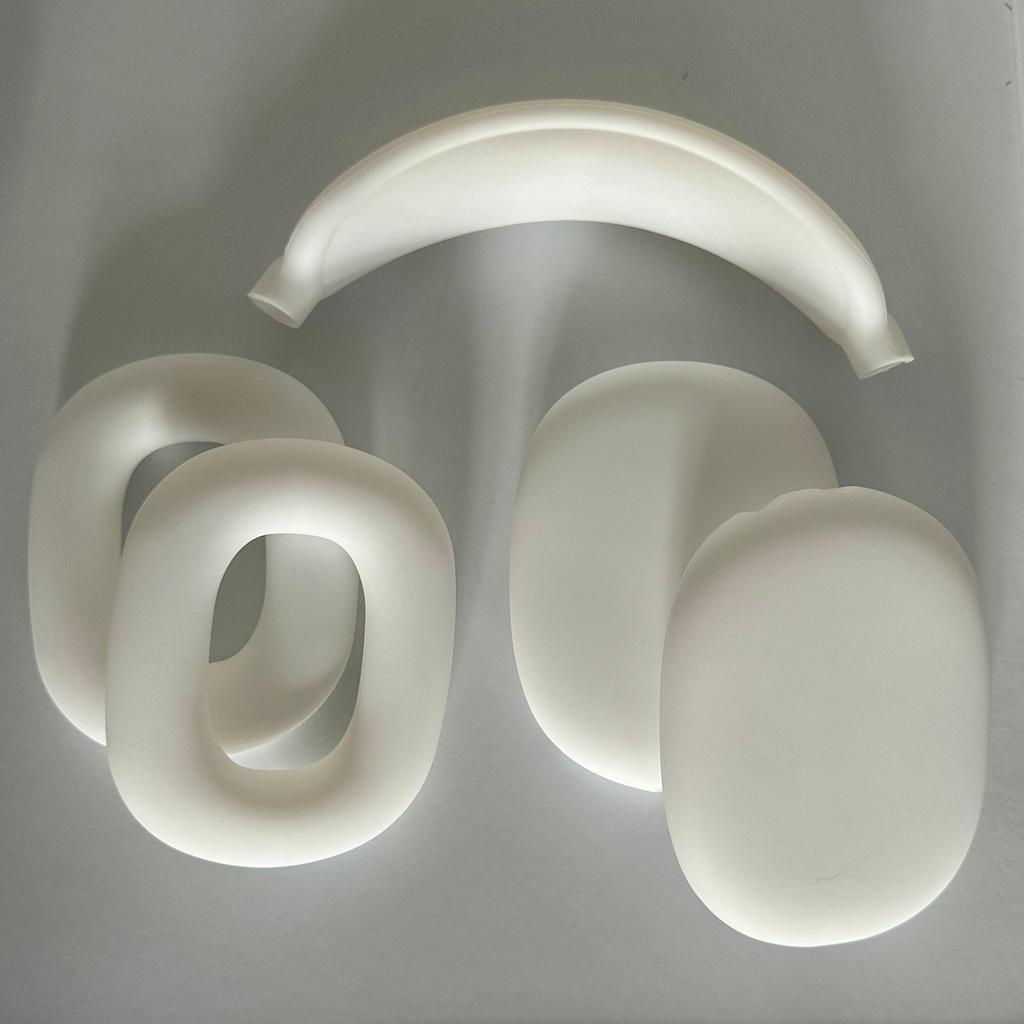 Airpods Max Headphone Case & Silicone Covers In White, used but in very good condition.
Sturdy case that fits your AirPods Max with their magnetic case on or off.
Also turn your AirPods Max all white with the stylish silicone covers for outer and inner cups and headband, add some unique style and protect your AirPods at the same time!

🚚💨 FREE Drop Off 📦 ➡️ 🏠 Within 3 mile radius of WF15 6LD.
May be able to do further for small extra charge.