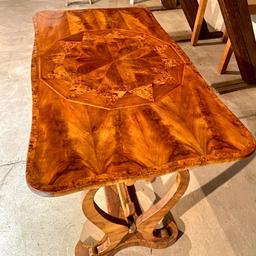 Antiker Tisch Biedermeier Vollholz mit detaillierten Holzeinlegearbeiten

Vintage / retro / Einrichtung / Intarsien