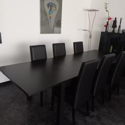 Esszimmertisch in der Farbe schwarzbraun aus Holz. Der Tisch hat leichte Gebrauchsspuren. Maße: 1,75x0,95m, ausziehbar auf 2,60m. Der Tisch ist 0,745m hoch.