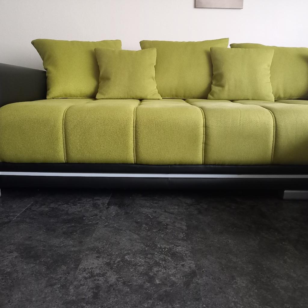 Grosses Sofa in den Farben schwarz( Kunstleder) und limone(Stoff/Mischgewebe). Maße: 3,02m x 1,90m( 1,235m) x 0,40m. Extras: Lichtleisten und eine Bluetooth Musikanlage. Das Sofa hat einen kleinen Brandfleck