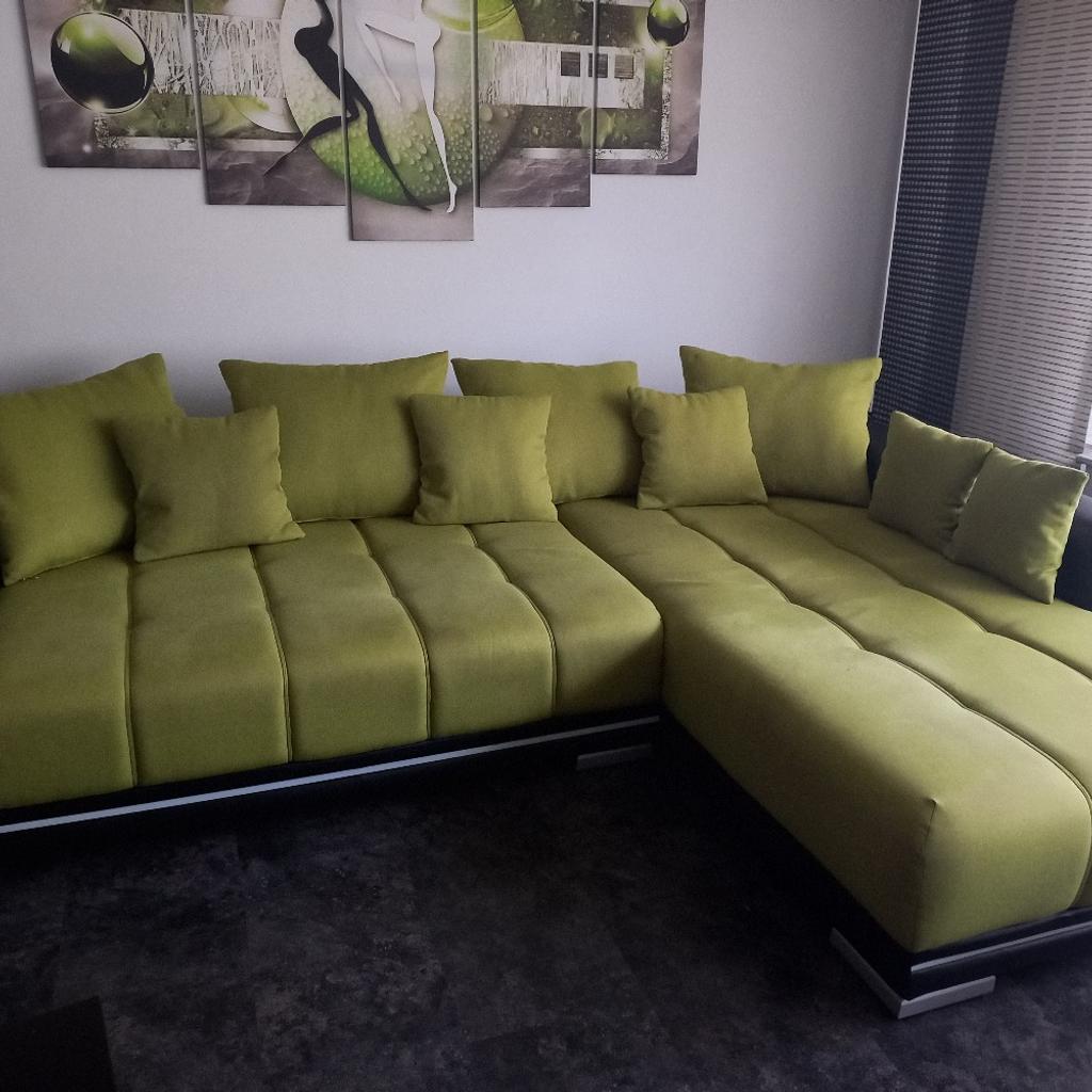 Grosses Sofa in den Farben schwarz( Kunstleder) und limone(Stoff/Mischgewebe). Maße: 3,02m x 1,90m( 1,235m) x 0,40m. Extras: Lichtleisten und eine Bluetooth Musikanlage. Das Sofa hat einen kleinen Brandfleck