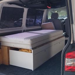Verkaufe mein Camping Bett für einen VW T5, das Bett ist ausziehbar und bietet somit Platz für Bike oder Motorrad/Motocross. Unten sind zwei Schubladen enthalten mit reichlich Stauraum. Verkauft wird das Bett mit den Matratzen wie auf dem Foto zu sehen ist.
Maße ausgezogen 200x160