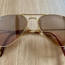 Verkaufe meine Ray Ban Sonnenbrille, da sie mir nicht mehr gefällt.
- Modell: 6049
- Farbe Gestell: Gold
- Farbe Gläser: braun 

Die Gläser sind komplett neu, habe ich austauschen lassen.
Das Gestell ist in einem sehr guten Zustand.