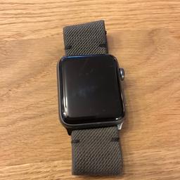 Apple Watch mit feinen Stoffarmban (inkl. Gummizug).
Kann man auch problemlos beim joggen verwenden.
Die Uhr berindet sich in einem sehr guten Zustand, da sie nur selten verwendet wurde.
