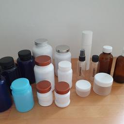 Runde PVC Aufbewahrungsbehälter mit Deckel in verschiedenen Größen für Kosmetik, Küche etc. 
Die beiden braunen Behälter rechts am Foto sind aus Glas. Alle Behälter sind sauber und sofort verwendbar. Der Preis ist für alle zusammen.