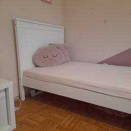 weißes hübsches Bett, 90x200 groß. wird ohne Matratze und Deko verkauft, nur an Selbstabholer.
