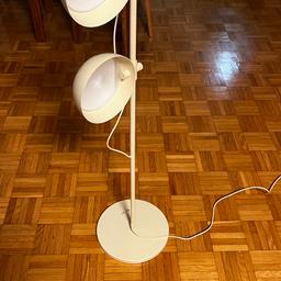 Verkaufe halbhohe (1m) Ikea  Stehlampe SOMMARLÄNKE für indoor und outdoor. Die Lampe wurde kaum benutzt und ist wie neu.
Die Lampenschirme lassen sich bewegen, Inklusive Leuchtmittel.