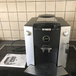 Jura Impressa F50 Kaffeemaschine bzw. Kaffeevollautomat. Wurde immer gereinigt und mit enthärtetem Wasser und Filter betrieben. Wurde alle paar Jahre bei Esch gewartet und neue Teile verbaut. Jetzt müsste sie wieder gewartet werden, das Wasser fließt unregelmäßig aus dem Kaffeelauf. Kostenfaktor bei Esch zwischen 89-119 Euro. (macht aber bestimmt auch ein anderes Elektrofachgeschäft)
Wir, ein gepflegter Haushalt, geben sie nur ab da wir uns eine Siebträgermaschine anschaffen möchten, sonst würden wir sie wieder machen lassen. Sie ist sehr dankbar und macht immer noch leckeren Kaffee. Und sieht immer noch gut aus.