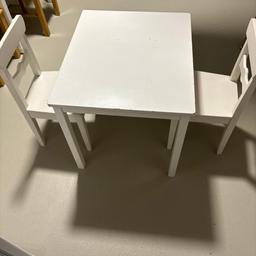 Verkaufen unsere gut genutzte Kindersitzgruppe von Ikea. Tisch mit 2 Stühlen. Er wurde gerne und reichlich genutzt deswegen sind auch Gebrauchsspuren am Lack vorhanden. Jedoch kann es weiter super genutzt werden und hat sonst auch keine weiteren Mängel. abzuholen in Rettigheim und wir sind ein tierfreier Nichtraucher Haushalt