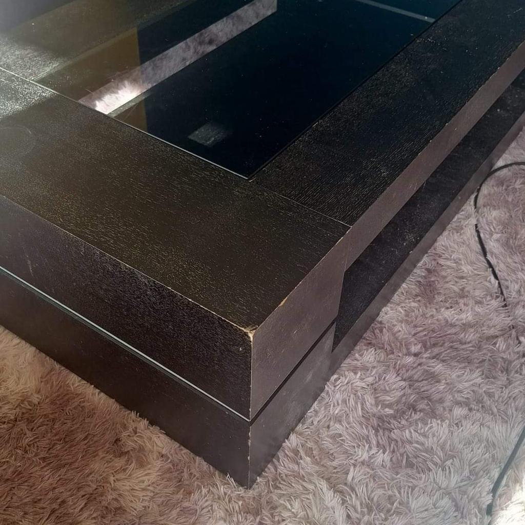 Black coffee table with glass tinted top.
Bought from DFS.
It needs a bit of TLC... cleaning up, but it's large and heavy (2 people to carry). It has general wear and tear.
It has a silver rim around it and measures appropriately 70cm wide x 130cm long.
Collection only from Hall Green, Birmingham