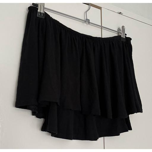 Buy & Sell Surrey Epsom and Ewell - Photos for Boohoo black frill off the shoulder crop top