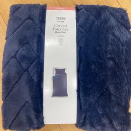 BRAND NEW
REALKY SOFT
CARVED FAUX FUR
NAVY BLUE
RRP £25.00
ONLY £13.00