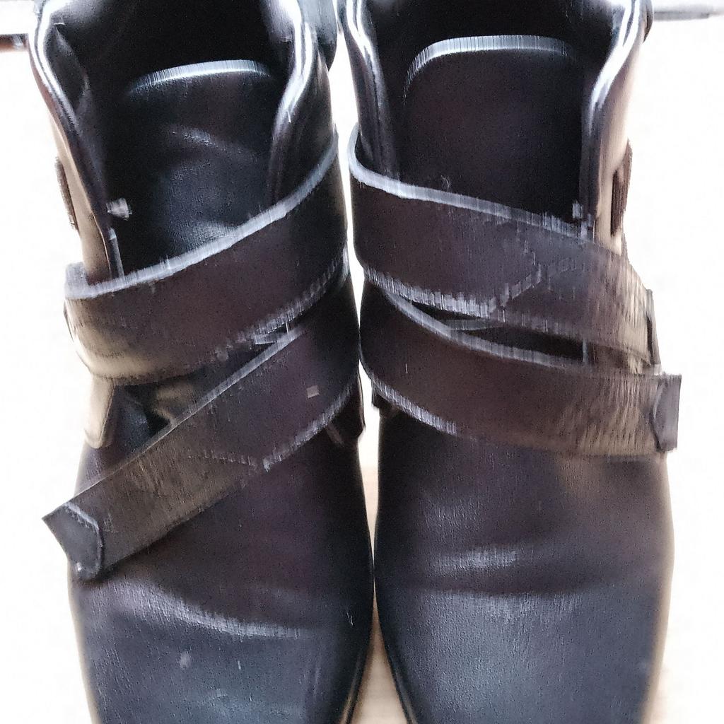 Pavers Velcro Strap Leather Black Boots - size 5 (38)
They have a Pavers shop protective coating on them.
Only worn a couple of times and in very good condition, see also photographs which form part of description.
Collection from Harlington near Heathrow and Hayes with cash on collection please.