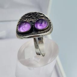 Interessanter Ring , gearbeitet aus 835 er Silber, verziert mit Amethyst Carbochons.
Das Innenmaß beträgt ca. 17,8 mm.

Der versicherte Versand im Inland kostet 6 Euro.