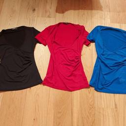 Verkaufe 3 Stk. NAGELNEUE elegante sexy Shirts Tops Kurzarm Sommer Oberteile Wickeltops V-Ausschnitt T-Shirt Sommer Tops
(S. Oliver, Zara, H&M, Amisu, Only, Primark, Orsay, Shein)
Marke: ZANZEA
Größe: S (passt bei 34/36/38 perfekt - absolut dehnbar elastisch)
Farbe: 1 x schwarz + 1 x blau + 1 x rot 
Zustand: NAGELNEU + ungetragen - gekauft - liegt im Schrank
Neupreis auf AMAZON PRO Shirt 18,-- ... absolutes Schnäppchen!!!
Verschluss: wickel
Polyester, Spandex
Wickeltop
Pflegehinweis: Maschinenwäsche
Versand innerhalb Österreich um Euro 4,75.
