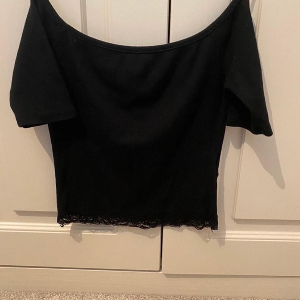 3x Black crop tops
Bardot crop top
Newlook petite
Size 8, would fit 4 or a 6
Black bandeau
Boohoo
Size 6
High neck rib crop top
SHEIN
Size XS
All worn a few times, in good condition