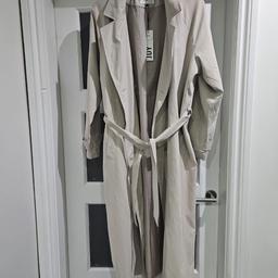 New with tags
It says grey on the label but the coat ia beige
Tiny dot mark on sleev- please see photo
Fits like a 14-16 but label ays oversized- it would fit oversized for a size 12-14
Smoke and pet free home
