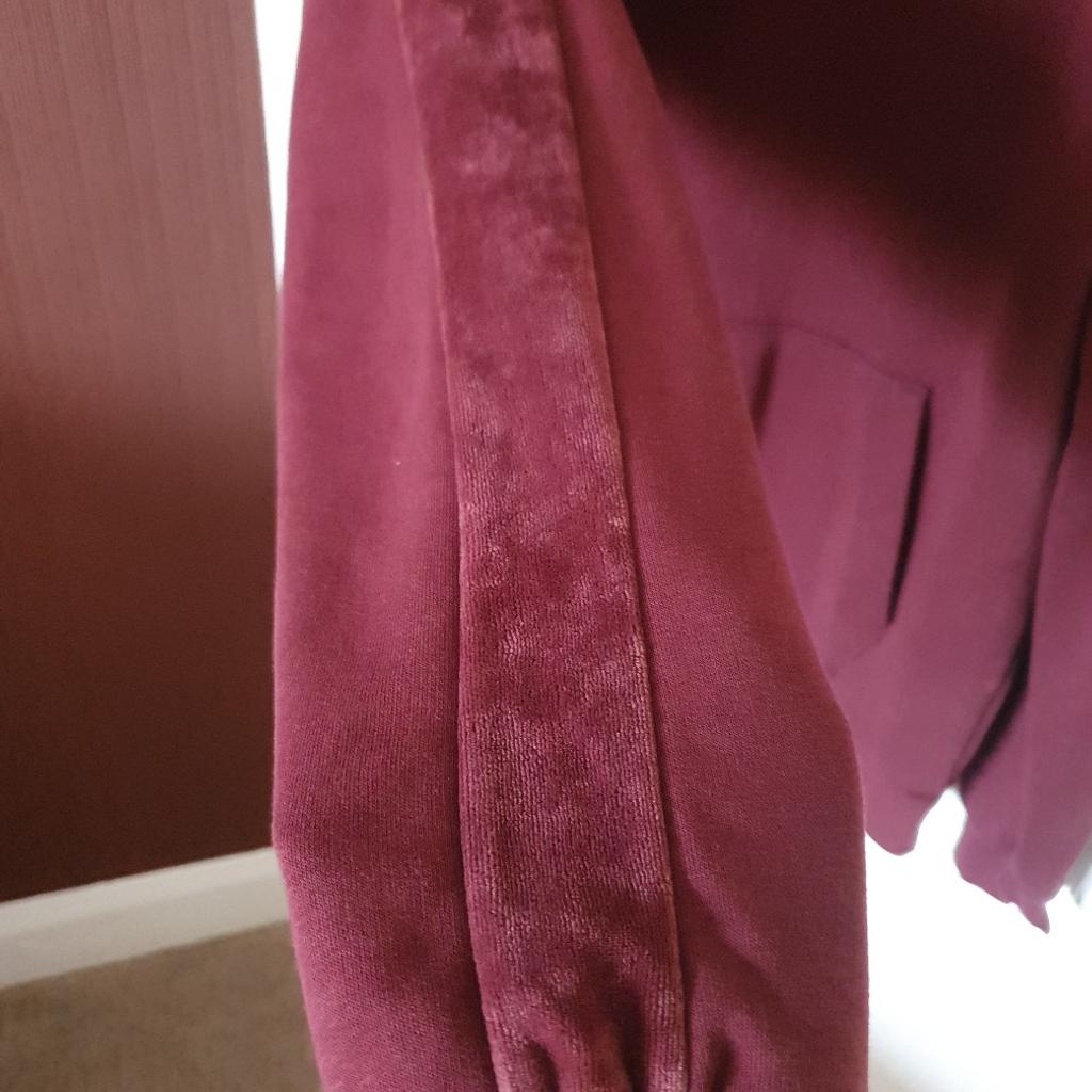Universal Puma Hoodie
Burgundy Colour
Size L
Has unusual velour strip across shoulder & down the arm
Worn once
Excellent condition
Collection only