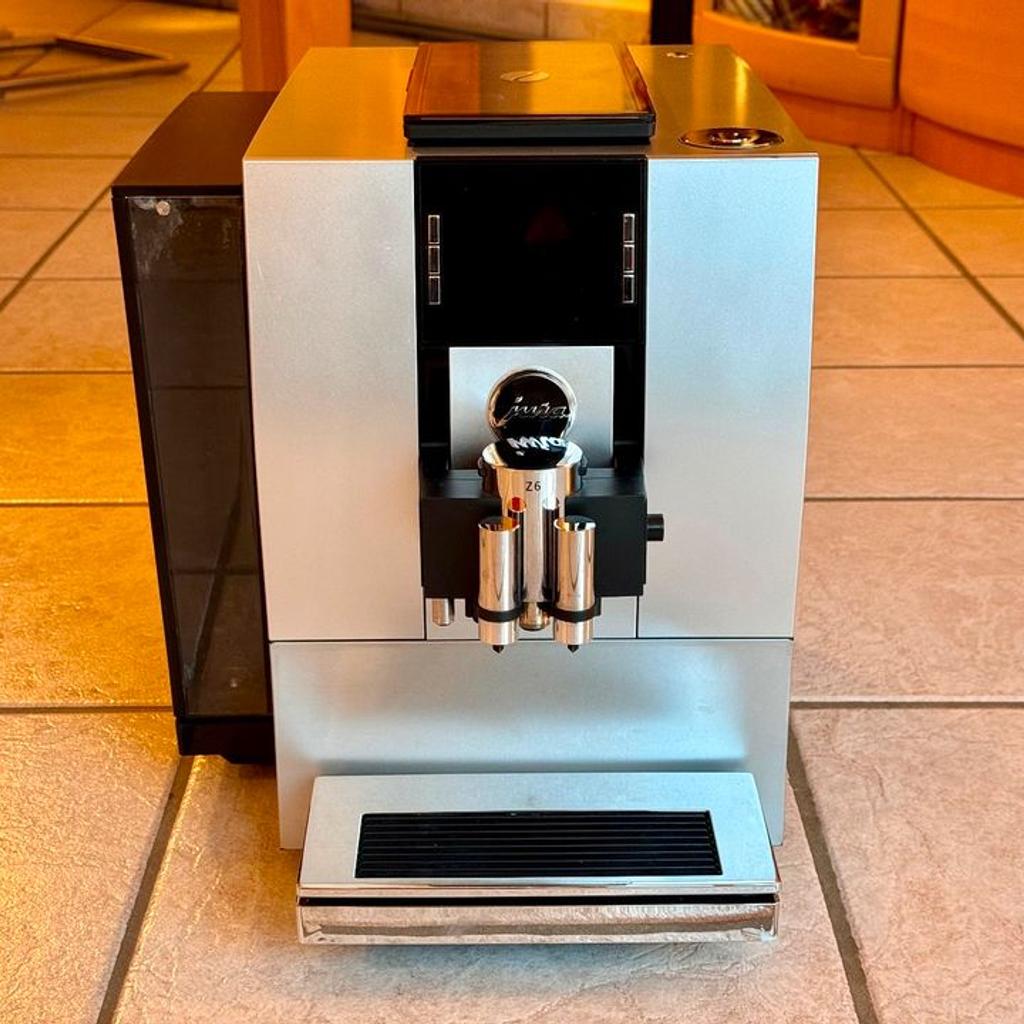Voll funktionsfähiger Kaffeevollautomat von Jura zu Verkaufen, mit Milchkühlschrank, sehr gepflegt.
letztes Jahr wurde die Brüheinheit revidiert, und alle Dichtungen getauscht